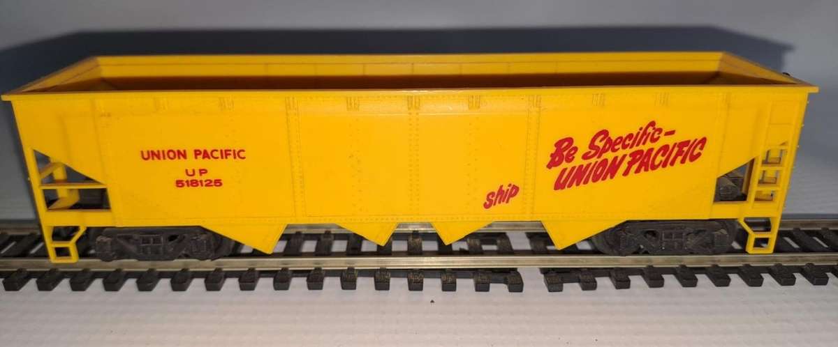 Model Trains HO 1 x Union Pacific hopper, with plastic wheels & 1x KD & 1x Horn hook coupler.