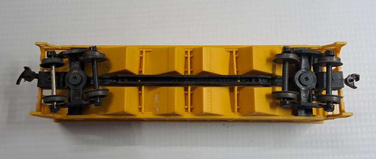 Model Trains HO 1 x Union Pacific hopper, with plastic wheels & 1x KD & 1x Horn hook coupler.