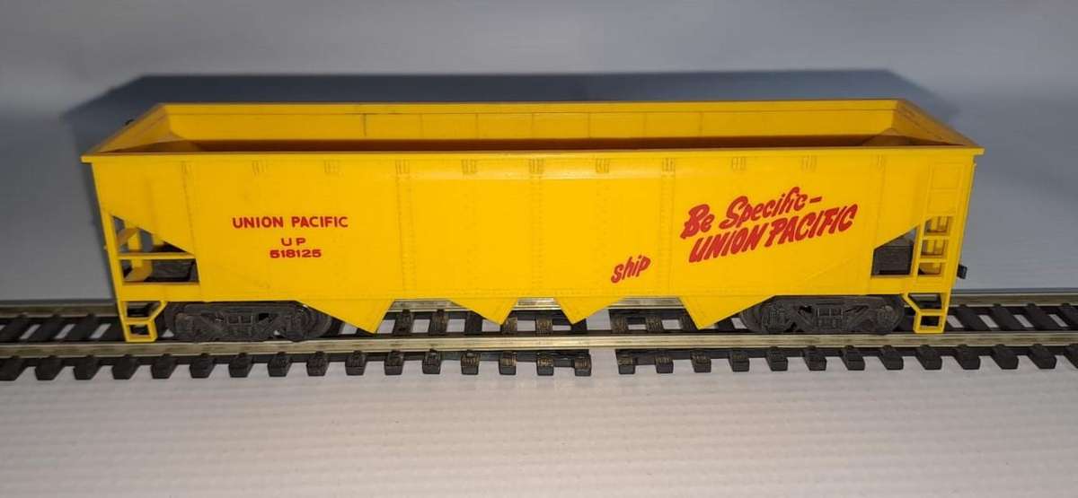 Model Trains HO 1 x Union Pacific hopper, with plastic wheels & 1x KD & 1x Horn hook coupler.