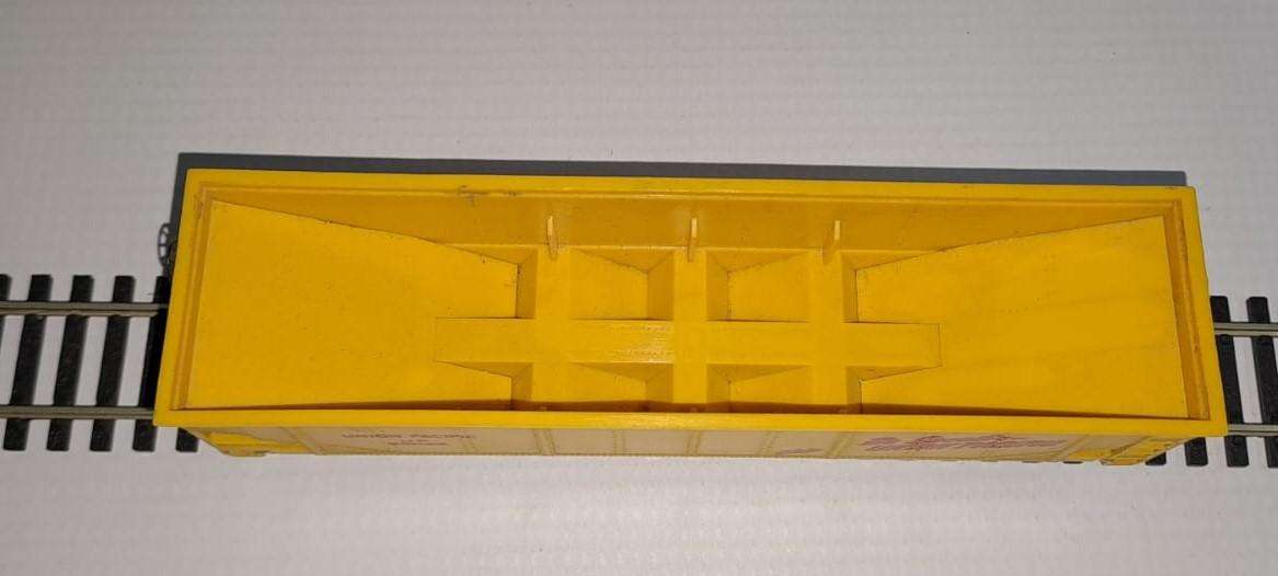 Model Trains HO 1 x Union Pacific hopper, with plastic wheels & 1x KD & 1x Horn hook coupler.