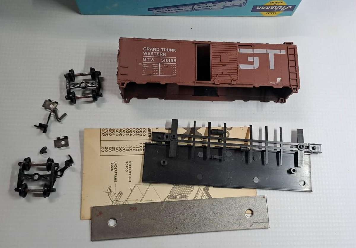 Model Trains HO 1 x Athearn 40' Box Car, Grand Trunk, with plastic wheels & Horn hook couplers.