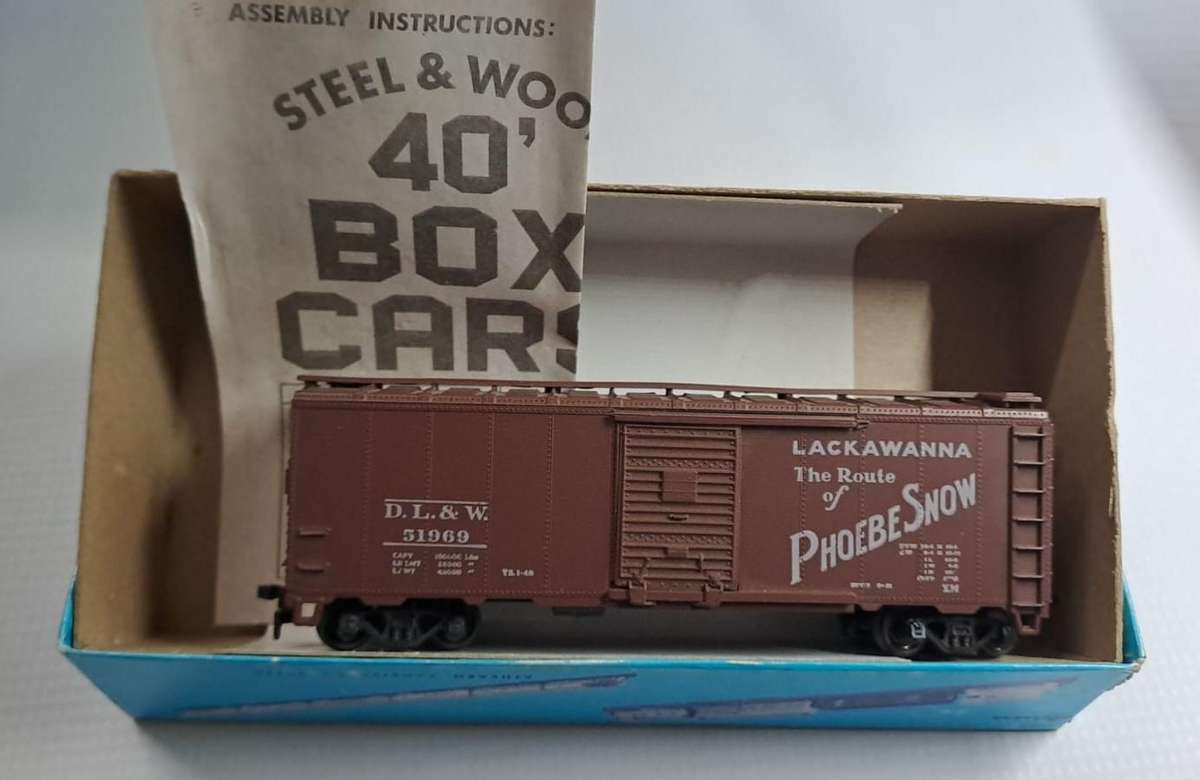 Model Trains HO 1 x Athearn 40' Box Car, Phoebe Snow, with plastic wheels & Horn hook couplers.