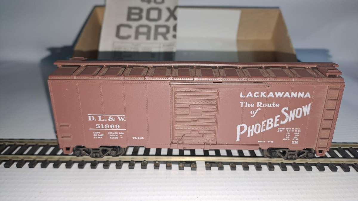 Model Trains HO 1 x Athearn 40' Box Car, Phoebe Snow, with plastic wheels & Horn hook couplers.
