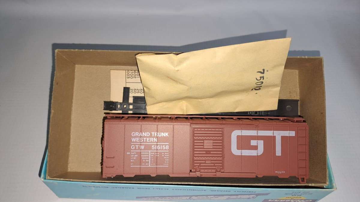 Model Trains HO 1 x Athearn 40' Box Car, Grand Trunk, with plastic wheels & Horn hook couplers.