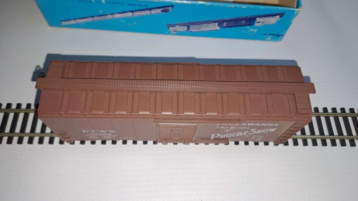 Model Trains HO 1 x Athearn 40' Box Car, Phoebe Snow, with plastic wheels & Horn hook couplers.