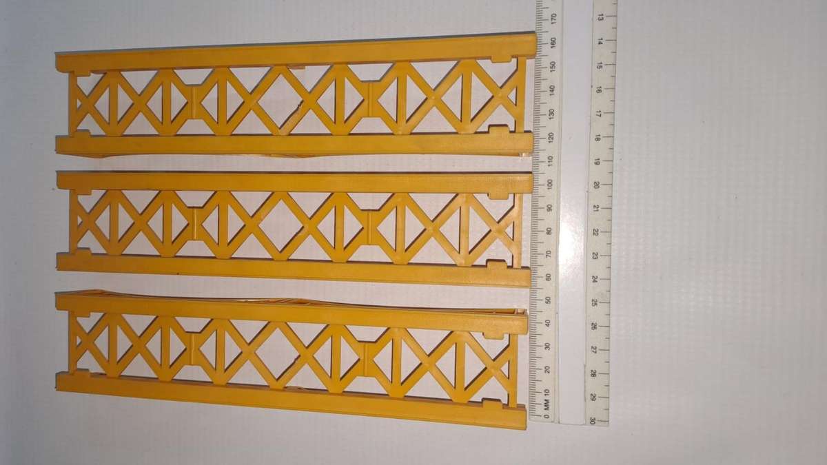 Model Trains HO 1 x straight low bridge. (Plastic, see Pic's) You bid on 1, there is 3 available