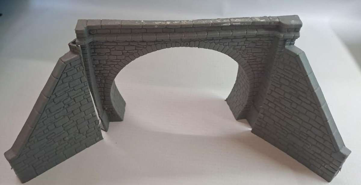 Model Trains HO 1 x Plastic double tunnel entrances. See pics. 170 x 110mm + 2 sides