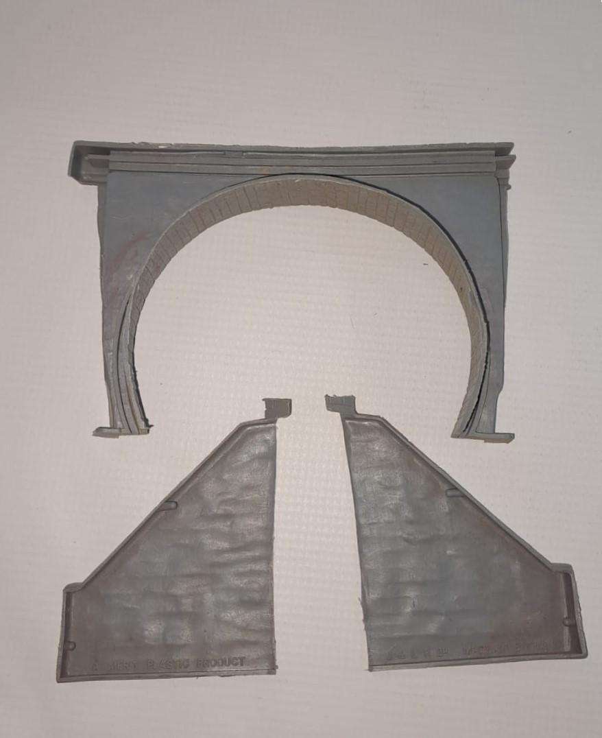 Model Trains HO 1 x Plastic double tunnel entrances. See pics. 170 x 110mm + 2 sides
