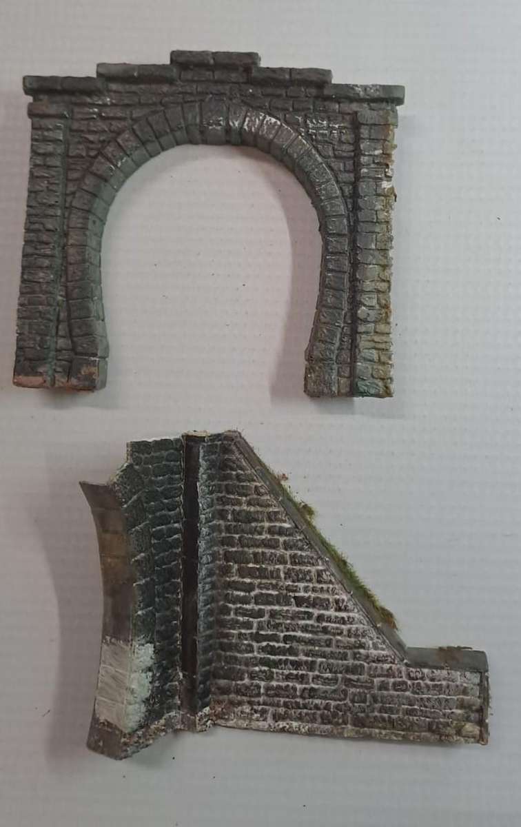 Model Trains HO 1 x Plastic single tunnel entrances. See pics. 100 x 95mm + 1 Side