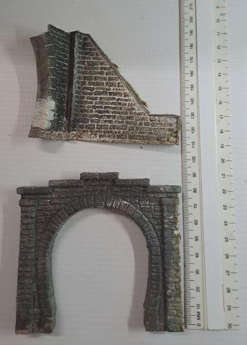 Model Trains HO 1 x Plastic single tunnel entrances. See pics. 100 x 95mm + 1 Side