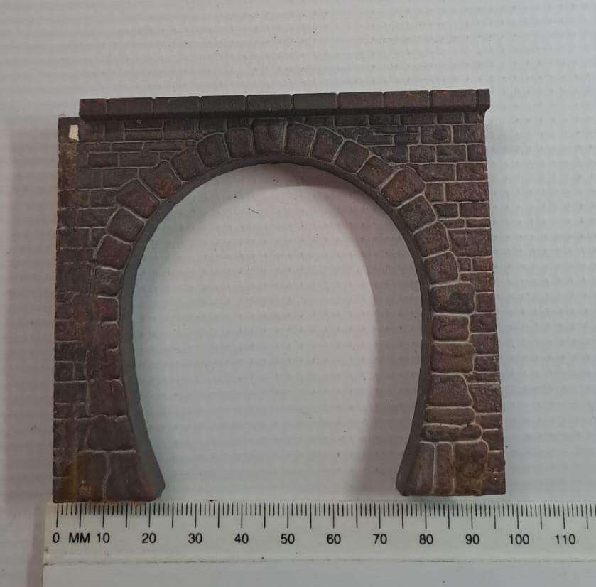 Model Trains HO 1 x Plastic single tunnel entrances. See pics. 95 x 85mm