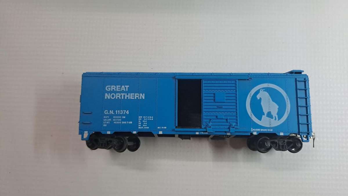 Model Trains HO 1 x 40' Box Wagon - Great Northern, plastic wheels & KD couplers.