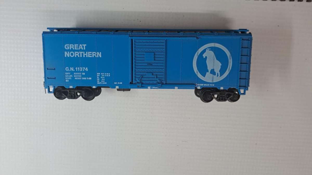 Model Trains HO 1 x 40' Box Wagon - Great Northern, plastic wheels & KD couplers.
