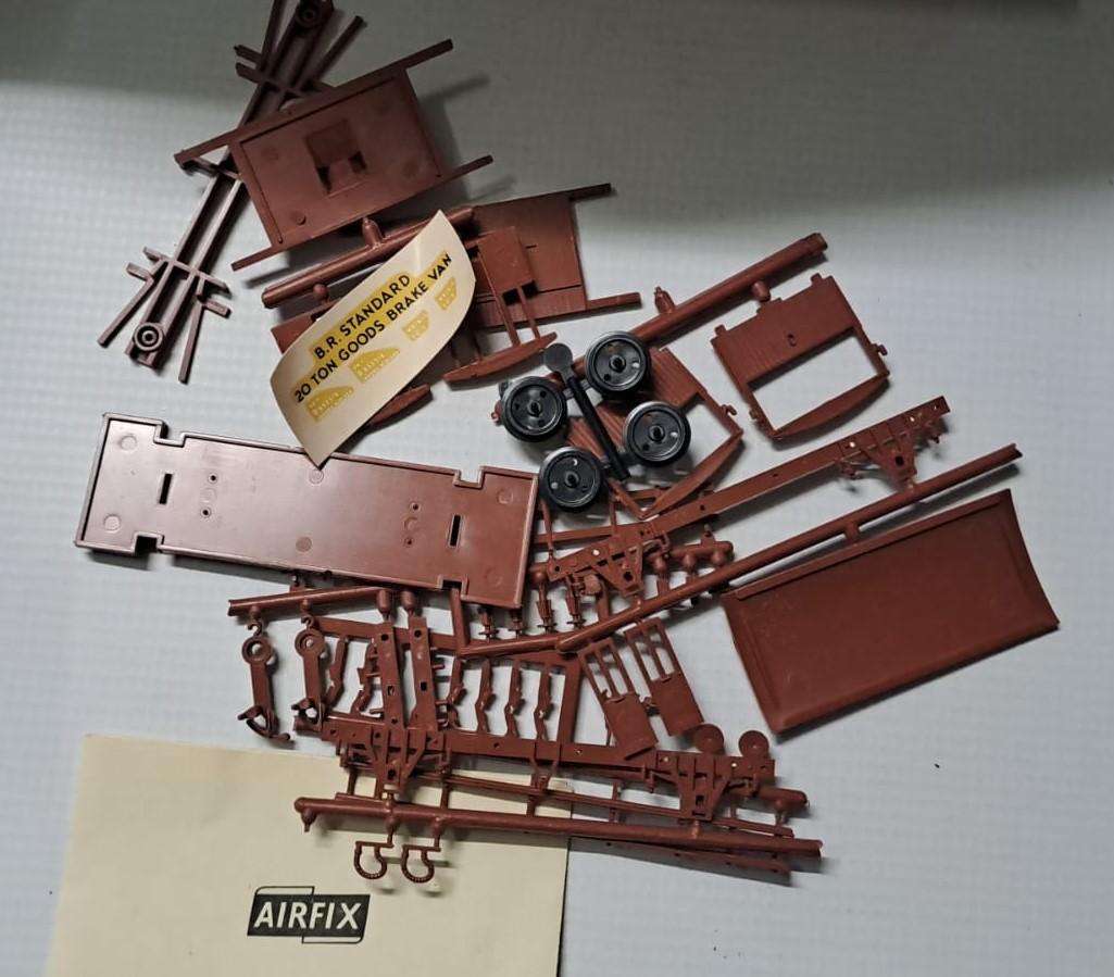 Model Trains HO 1 x Airfix - Brake Van 20 Ton Construction Kit. (Plastic, see Pic's)