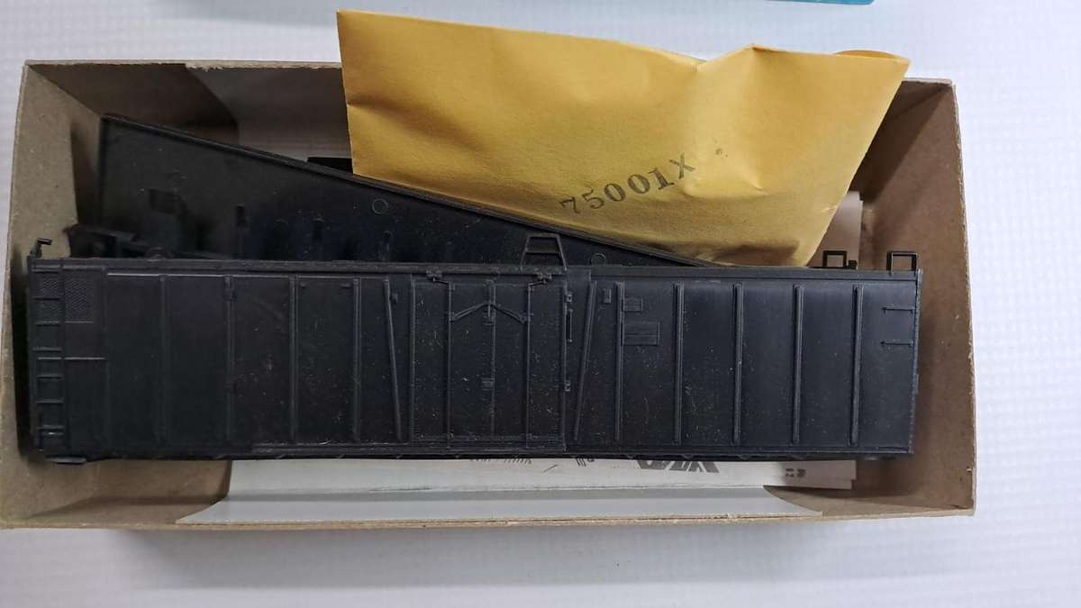 Model Trains HO 1 x 50' Box Wagon - Plug-door Car, plastic wheels & Horn Hook couplers. Kit