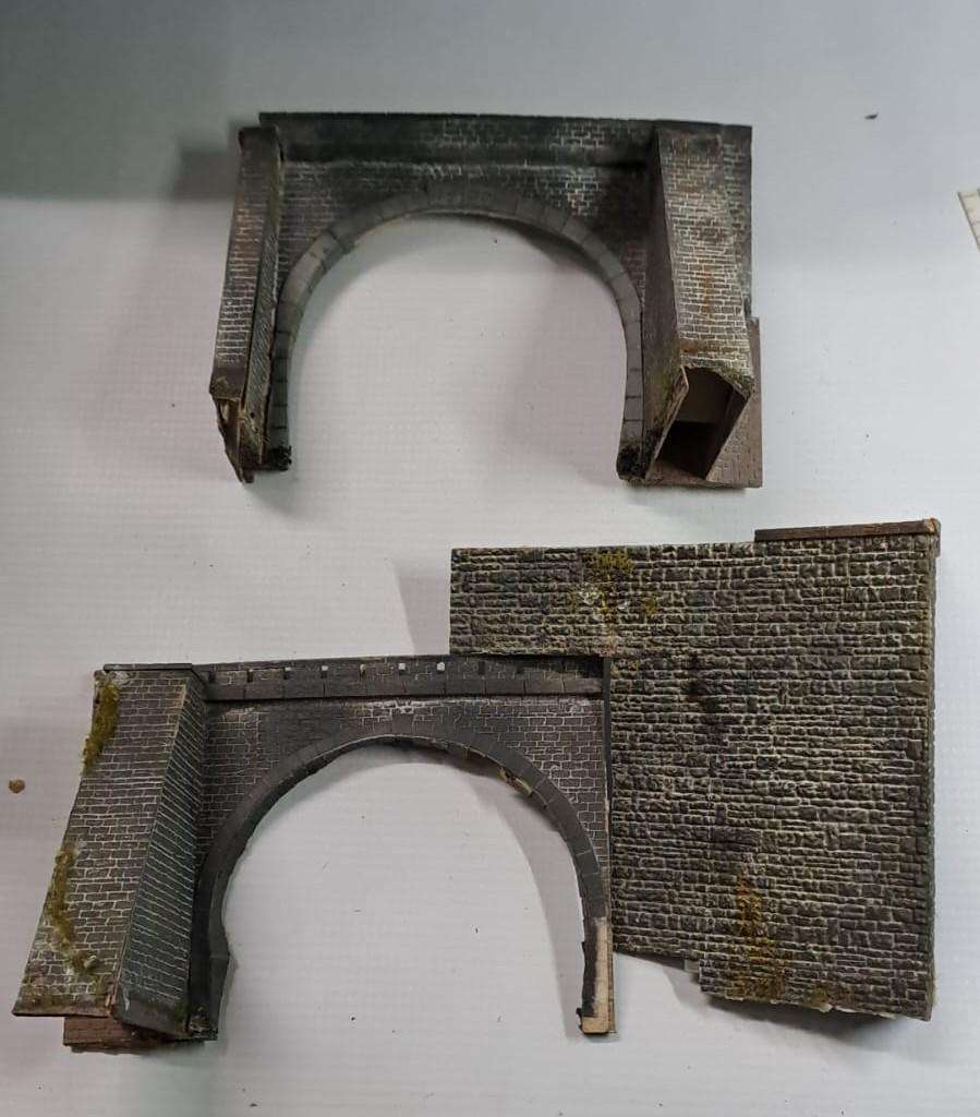 Model Trains HO 2 x Plastic double tunnel entrances. See pics. Selling as scrap.