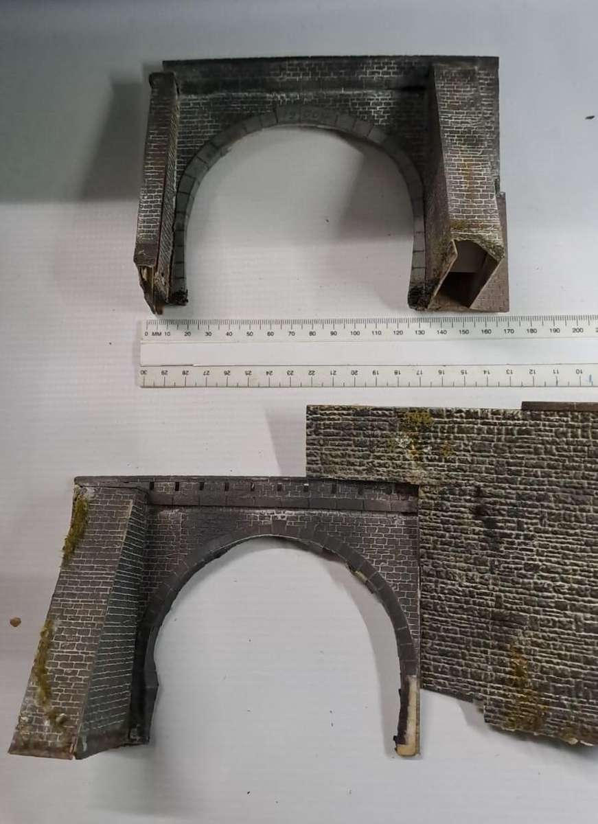 Model Trains HO 2 x Plastic double tunnel entrances. See pics. Selling as scrap.