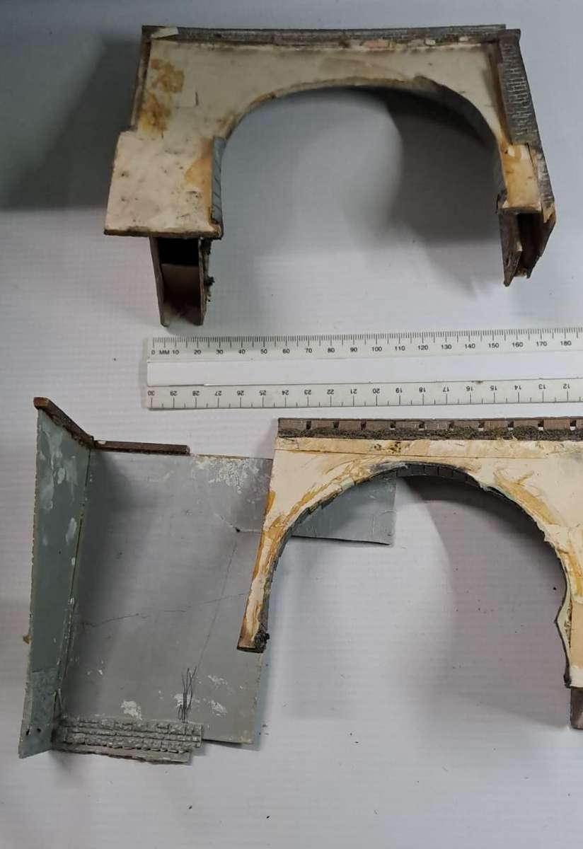 Model Trains HO 2 x Plastic double tunnel entrances. See pics. Selling as scrap.