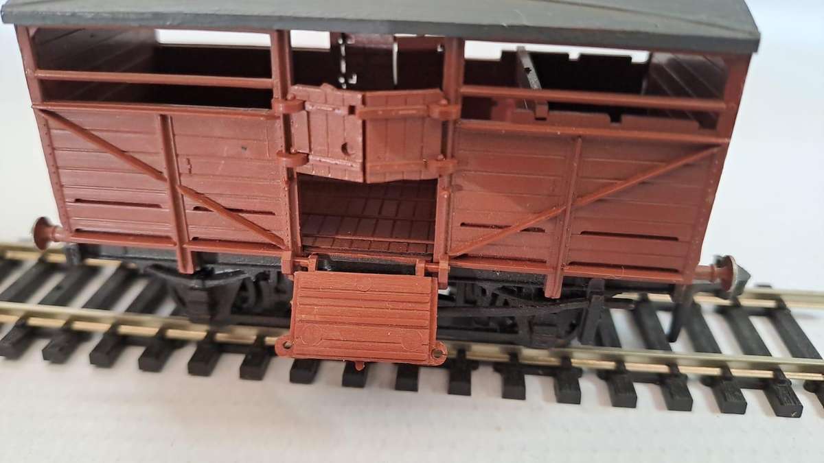 Model Trains HO 1 x Airfix - Cattle Wagon 8 Ton Built. (Plastic, see Pic's)