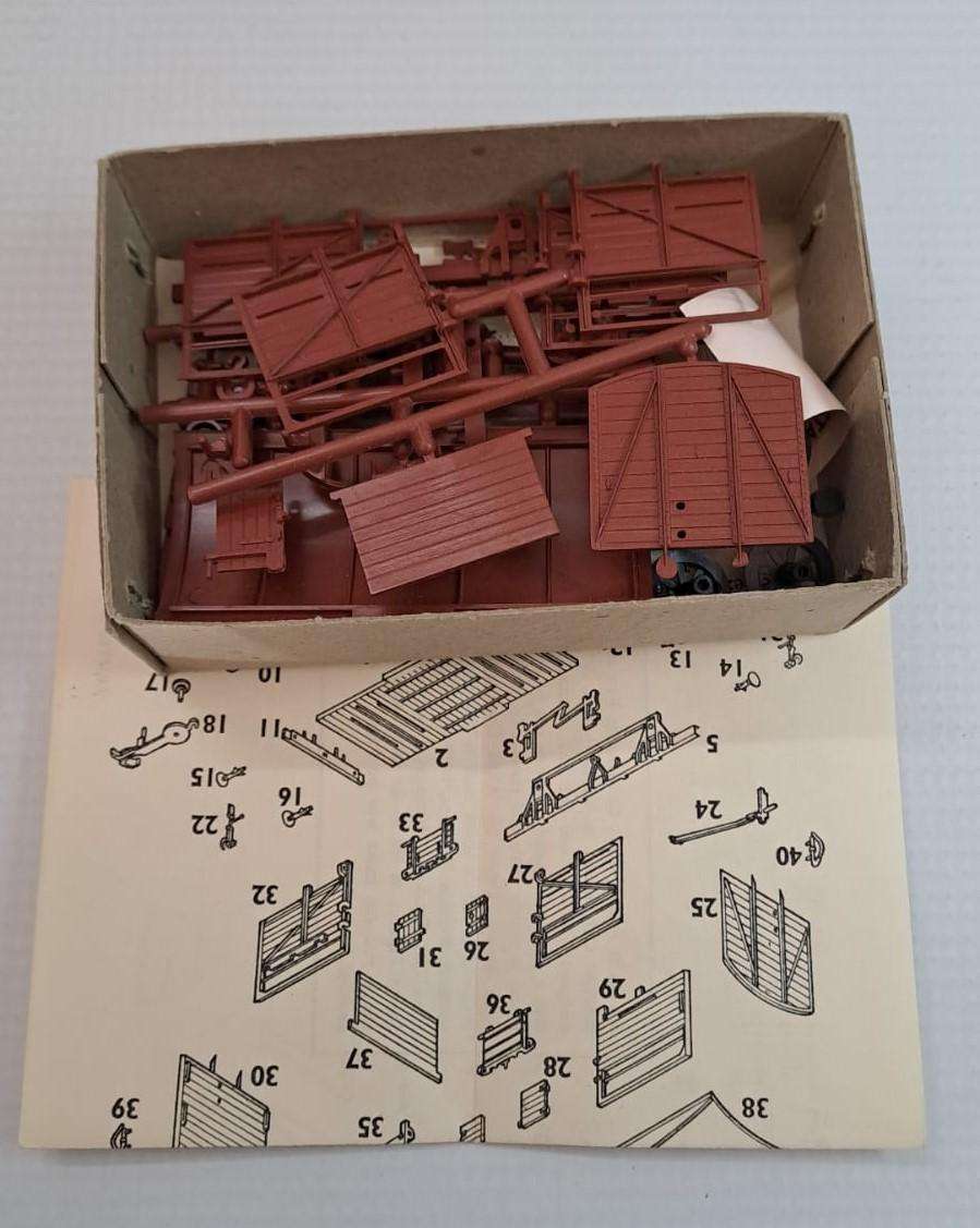 Model Trains HO 1 x Airfix - Cattle Wagon 8 Ton Construction Kit. (Plastic, see Pic's)