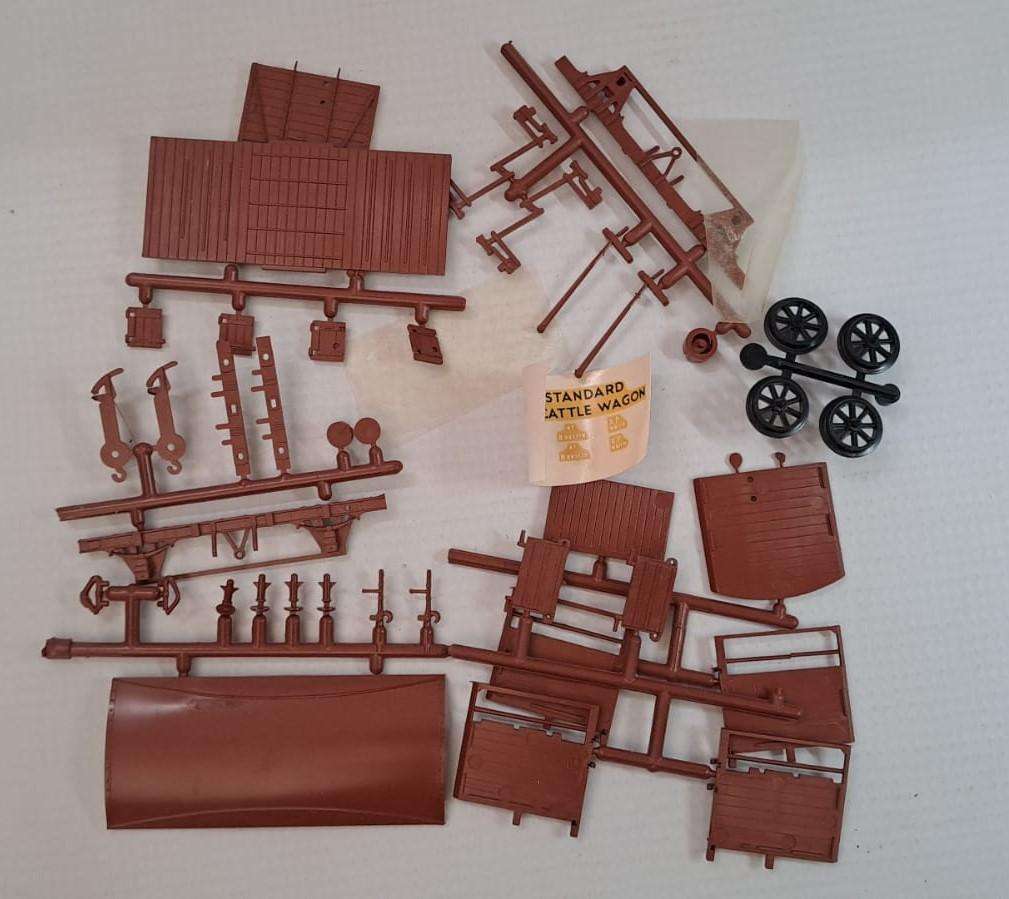 Model Trains HO 1 x Airfix - Cattle Wagon 8 Ton Construction Kit. (Plastic, see Pic's)