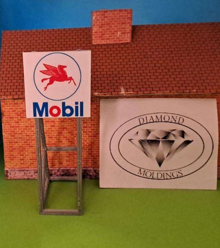 Model Trains HO 1 x Billboard 1970 + Mobil Logo - 30mm x 41mm x 82mm