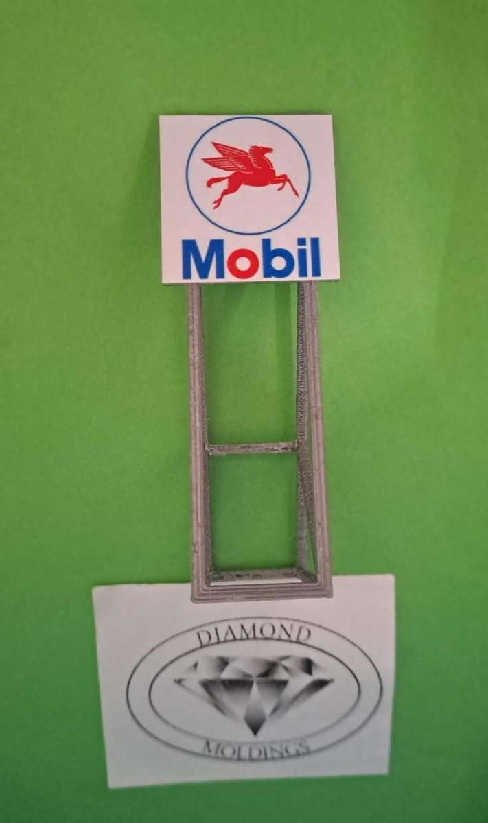Model Trains HO 1 x Billboard 1970 + Mobil Logo - 30mm x 41mm x 82mm