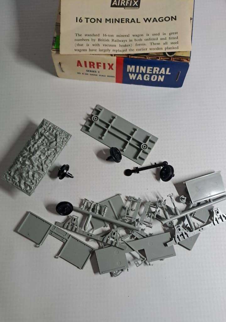 Model Trains HO 1 x Airfix - Mineral Wagon 16 Ton Construction Kit. (Plastic, see Pic's)