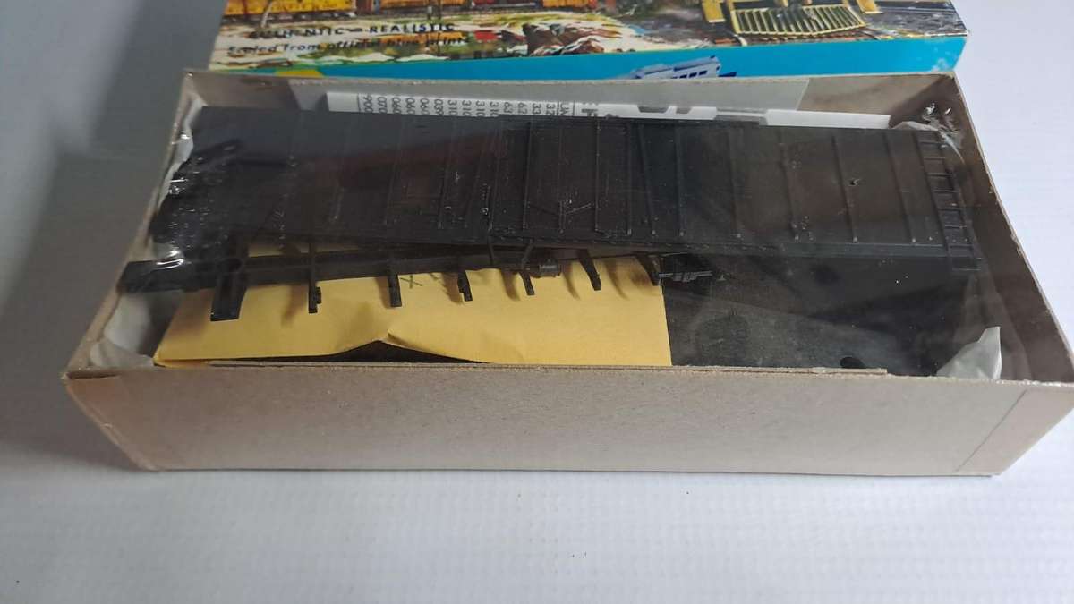 Model Trains HO 1 x 50' Box Wagon - Plug-door Car, plastic wheels & Horn Hook couplers. Kit