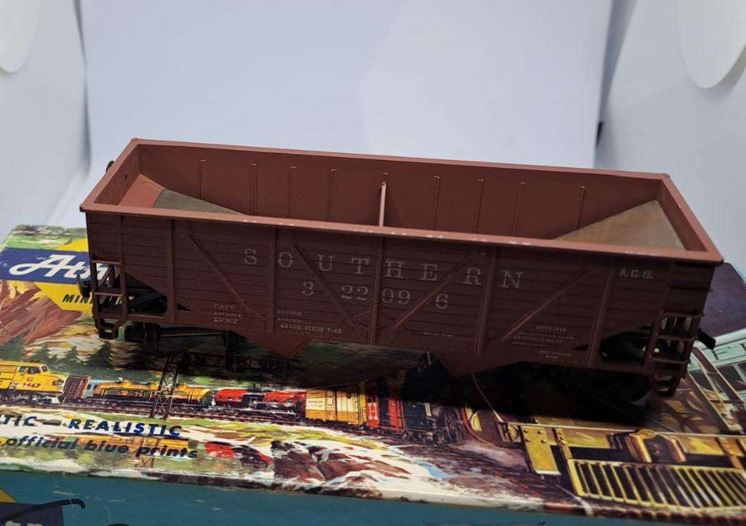 Model Trains HO 1 x Southern Mineral Wagon, plastic wheels & Horn Hook couplers.