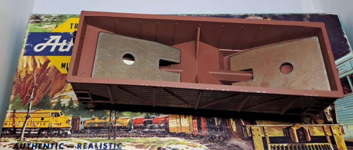 Model Trains HO 1 x Southern Mineral Wagon, plastic wheels & Horn Hook couplers.