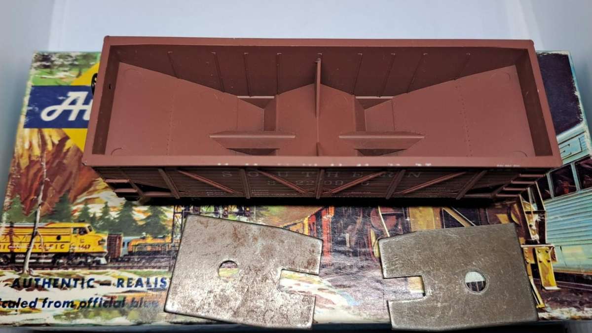 Model Trains HO 1 x Southern Mineral Wagon, plastic wheels & Horn Hook couplers.