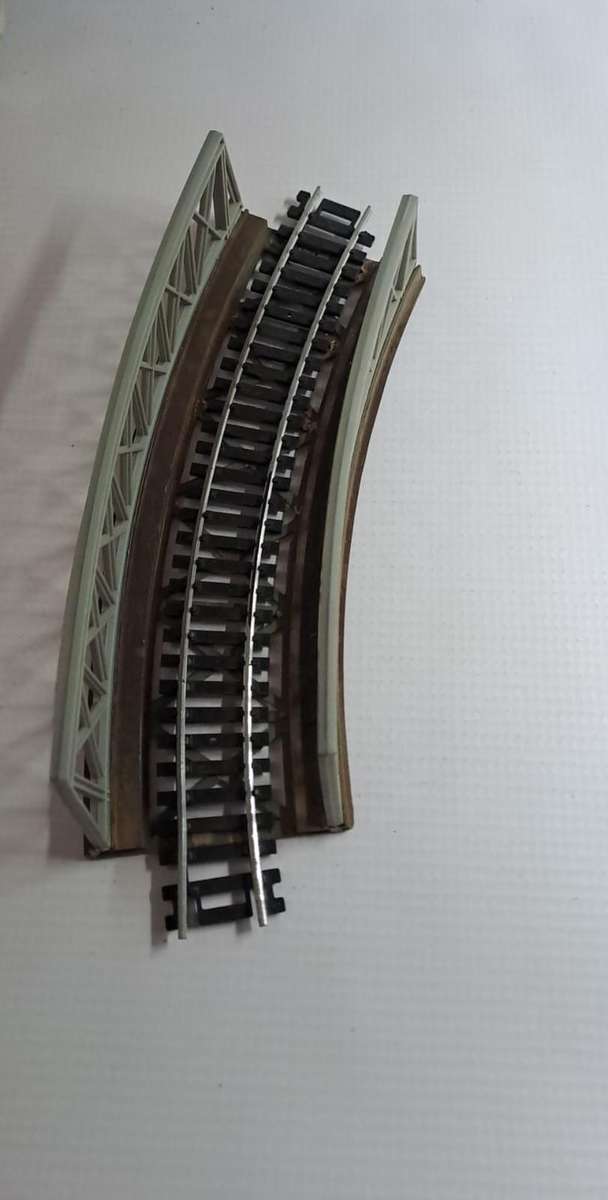 Model Trains HO 1 x Curved single bridge. (Plastic, see Pic's)