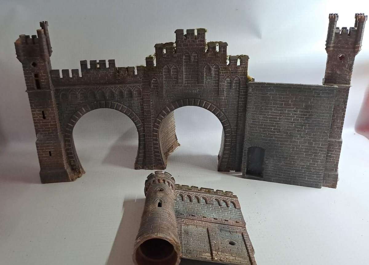 Model Trains HO 2 x Plastic single tunnel entrances with more. See pics.