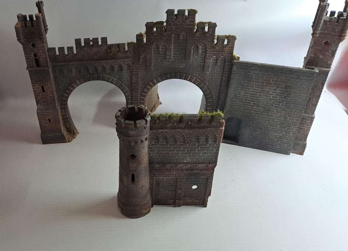 Model Trains HO 2 x Plastic single tunnel entrances with more. See pics.