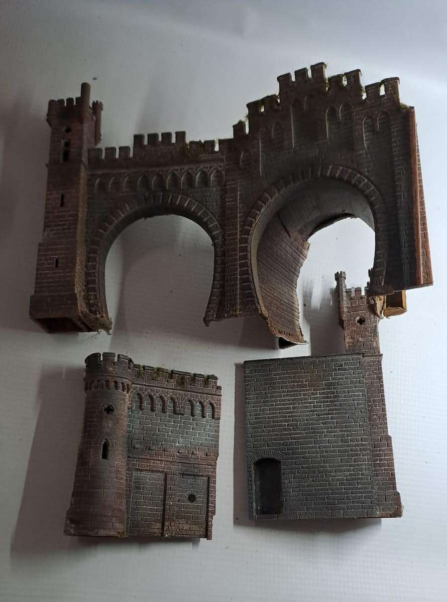 Model Trains HO 2 x Plastic single tunnel entrances with more. See pics.