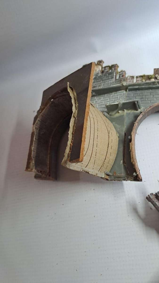 Model Trains HO 2 x Plastic single tunnel entrances with more. See pics.