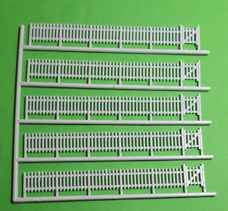 Model Trains H0/OO-Scale 1 x Scenery - White plastic fences L130xH16mm, 5 off/pkt