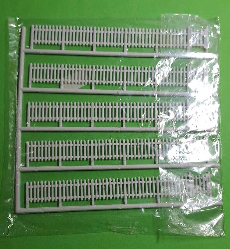 Model Trains H0/OO-Scale 1 x Scenery - White plastic fences L130xH16mm, 5 off/pkt
