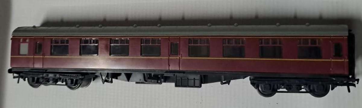 Model Trains OO-Scale 1 x BR Mk1 Passenger Coach, Maroon.