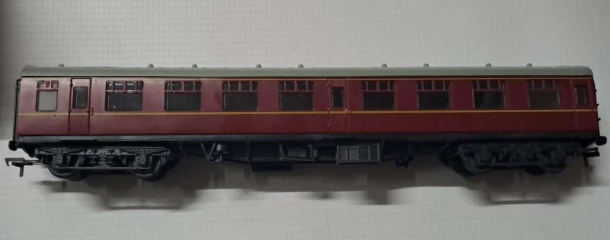 Model Trains OO-Scale 1 x BR Mk1 Passenger Coach, Maroon.