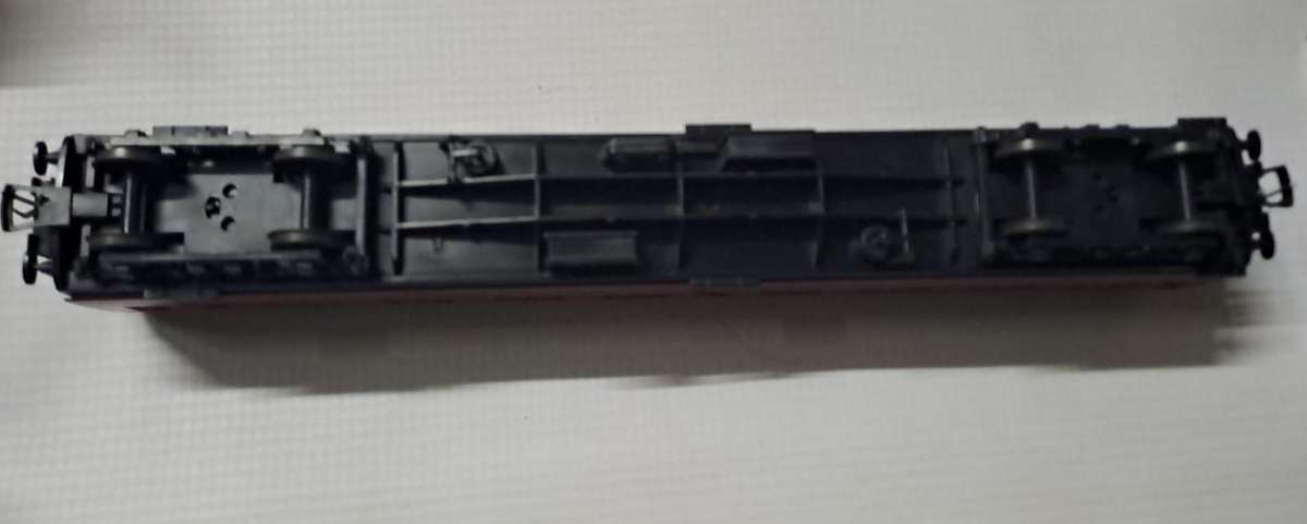 Model Trains OO-Scale 1 x BR Mk1 Passenger Coach, Maroon.