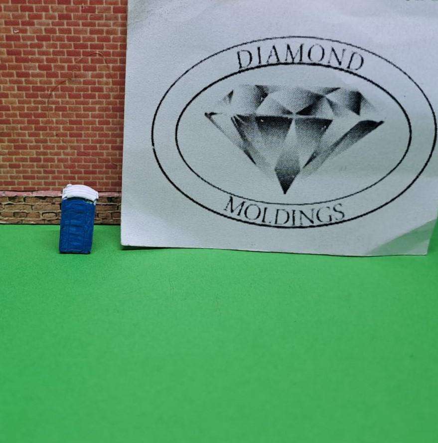 Model Trains N Scale - 1 x Portable Toilet (Blue) - 7mm x 7mm x 13mm