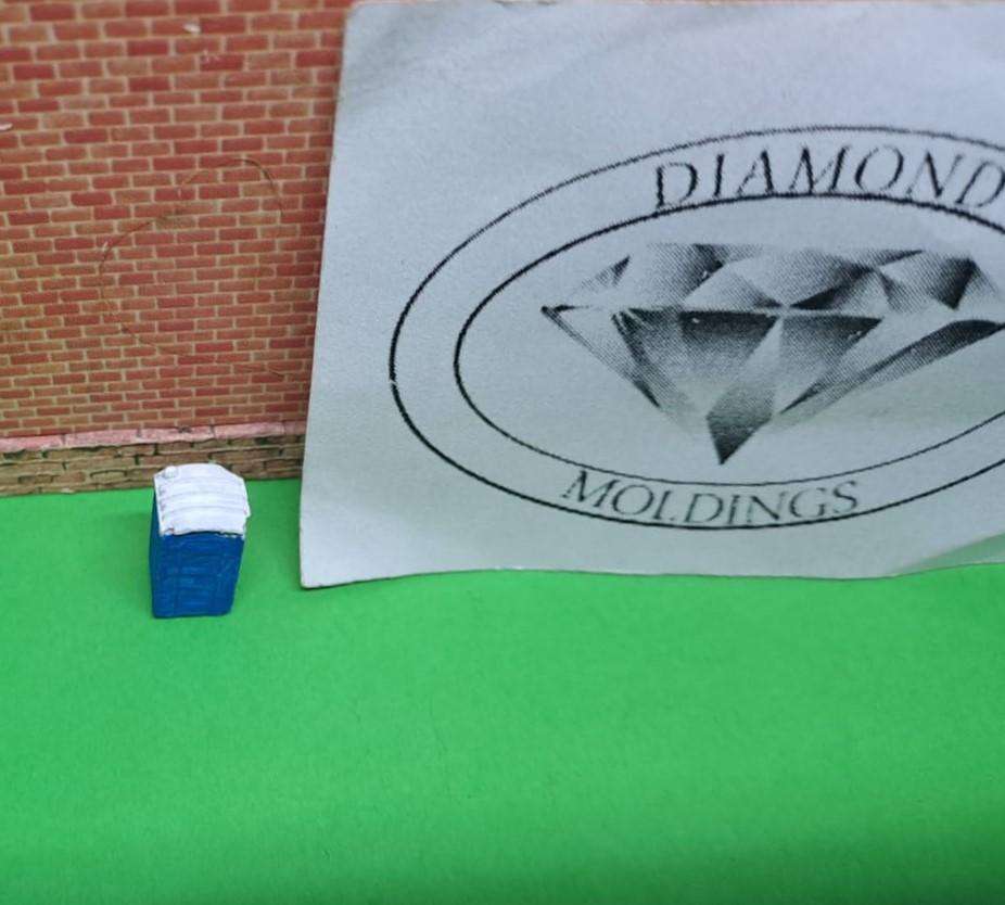 Model Trains N Scale - 1 x Portable Toilet (Blue) - 7mm x 7mm x 13mm