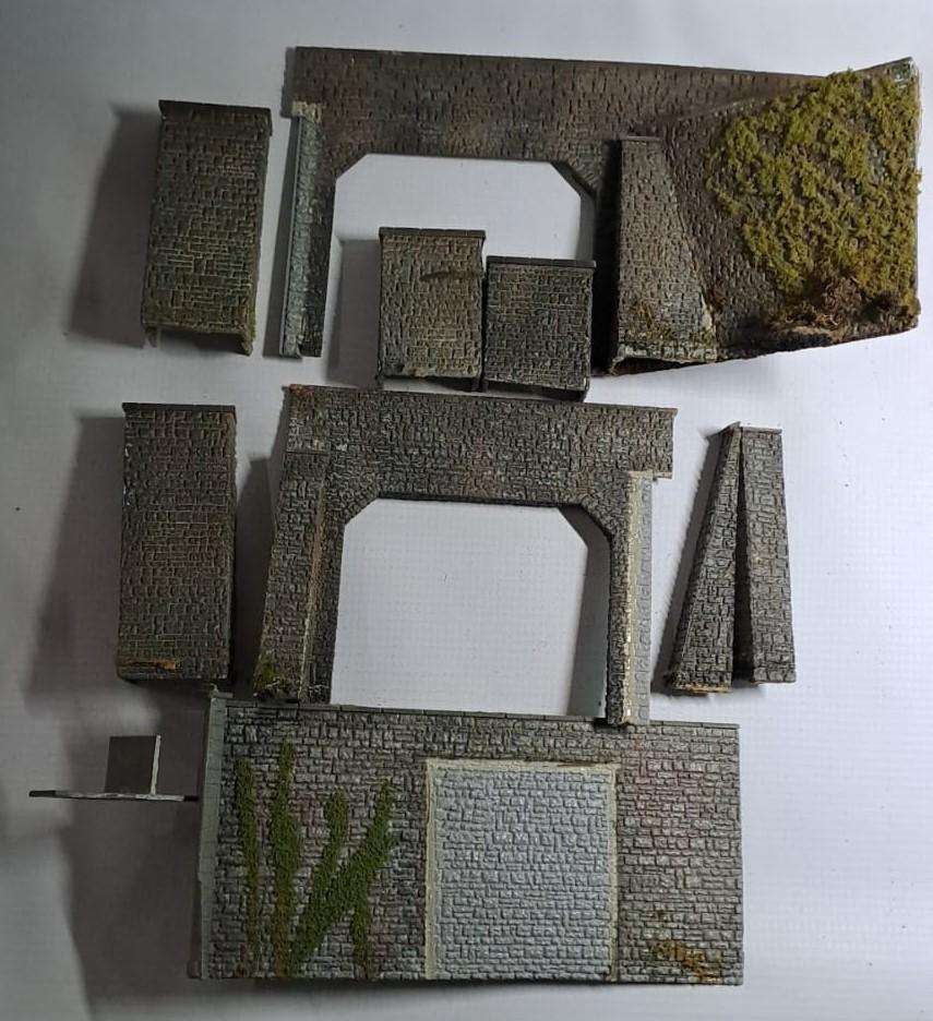 Model Trains HO 2 x Plastic double tunnel entrances with more. See pics.