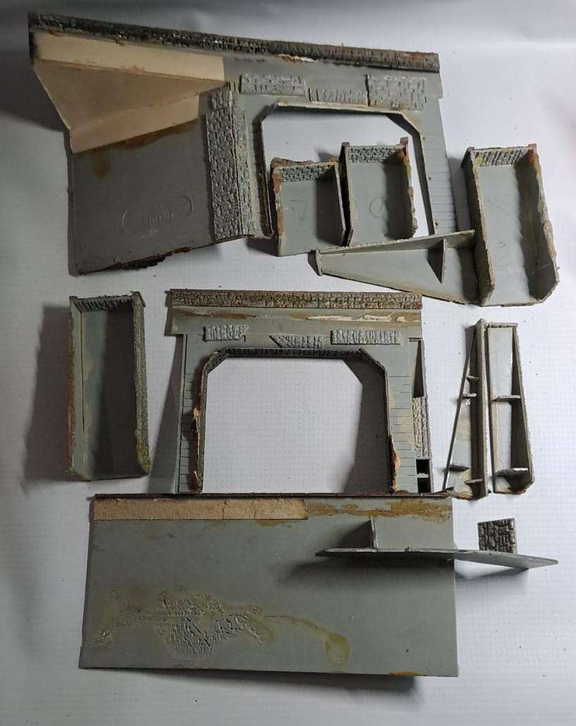 Model Trains HO 2 x Plastic double tunnel entrances with more. See pics.