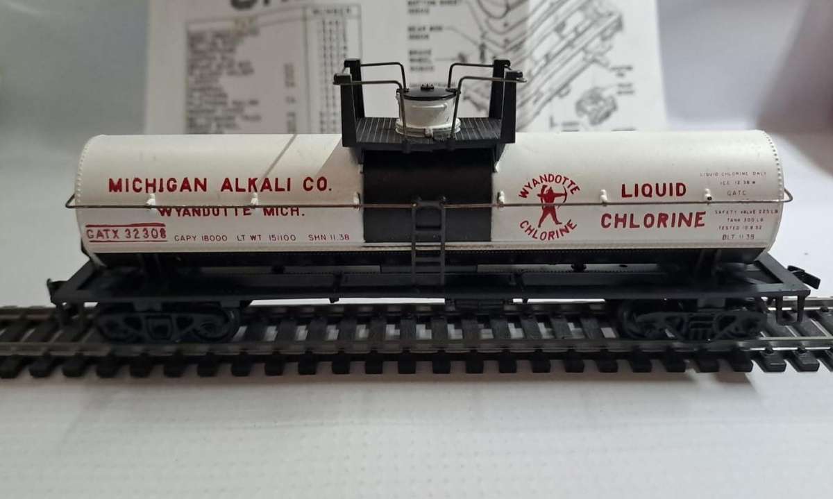 Model Trains HO 1 x 42' Chemical Tank Car, plastic wheels & Horn hook couplers.