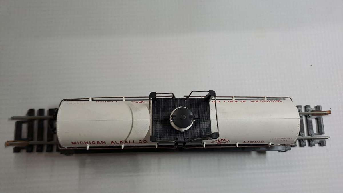 Model Trains HO 1 x 42' Chemical Tank Car, plastic wheels & Horn hook couplers.