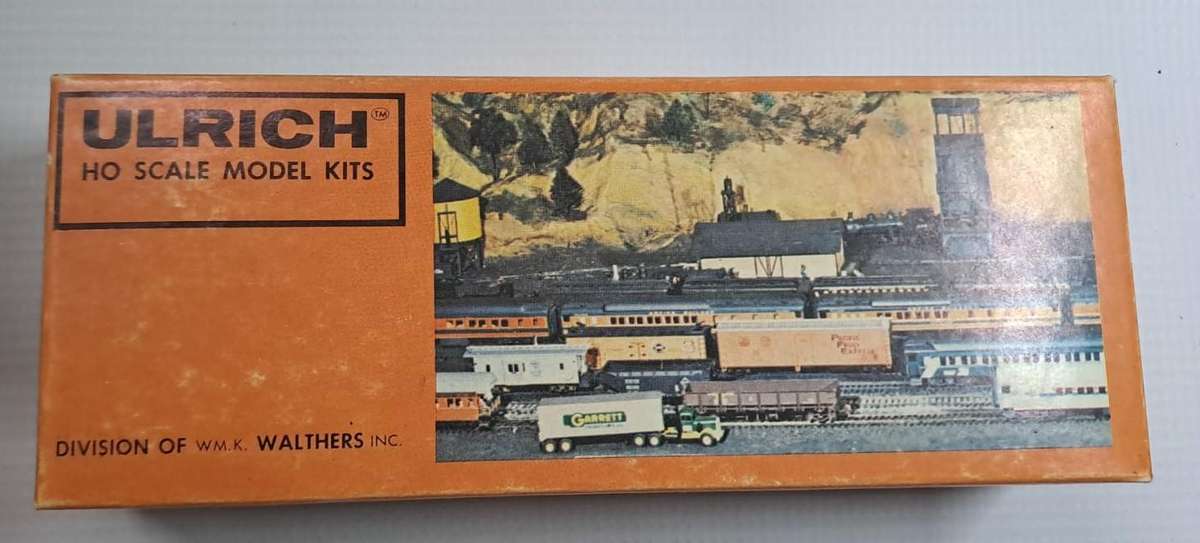 Model Trains HO 1 x Hi - Liner Truck & Trailer. (Trailers paint is coming off)