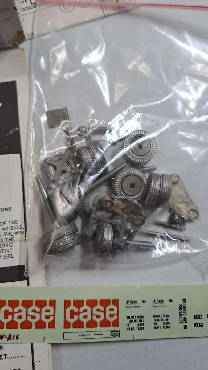 Model Trains HO 1 x Hi - Liner Truck & Trailer. (Trailers paint is coming off)